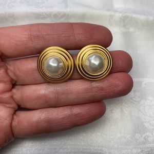 Vtg Anne Klein Large Faux Pearl Brushed Gold Tone Round Button Clip On Earrings